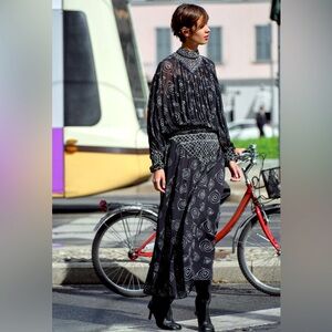 ZARA NWT EMBROIDERED BEADED COLLECTION PRINTED DRESS XS. ALL OFFERS ARE WELCOMED